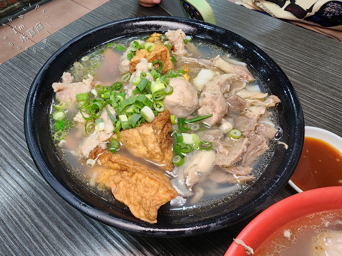 龜叟の什錦麵┃永和美食。在地50年老字號什錦麵，外帶內用都大排長龍，超高CP值早午餐