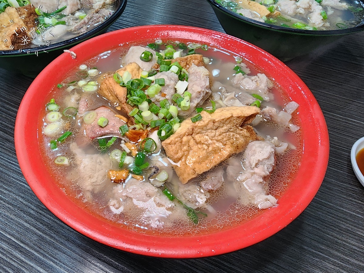 龜叟の什錦麵┃永和美食。在地50年老字號什錦麵，外帶內用都大排長龍，超高CP值早午餐