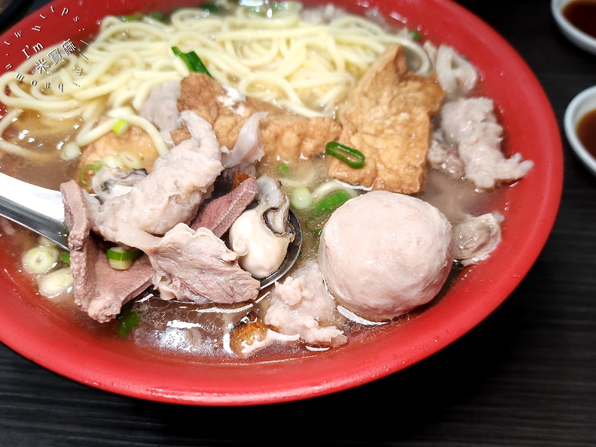 龜叟の什錦麵┃永和美食。在地50年老字號什錦麵，外帶內用都大排長龍，超高CP值早午餐