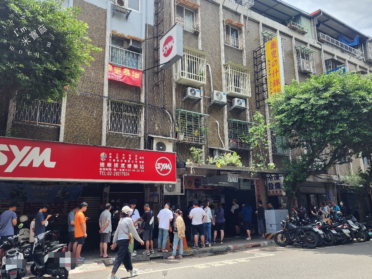 龜叟の什錦麵┃永和美食。在地50年老字號什錦麵，外帶內用都大排長龍，超高CP值早午餐