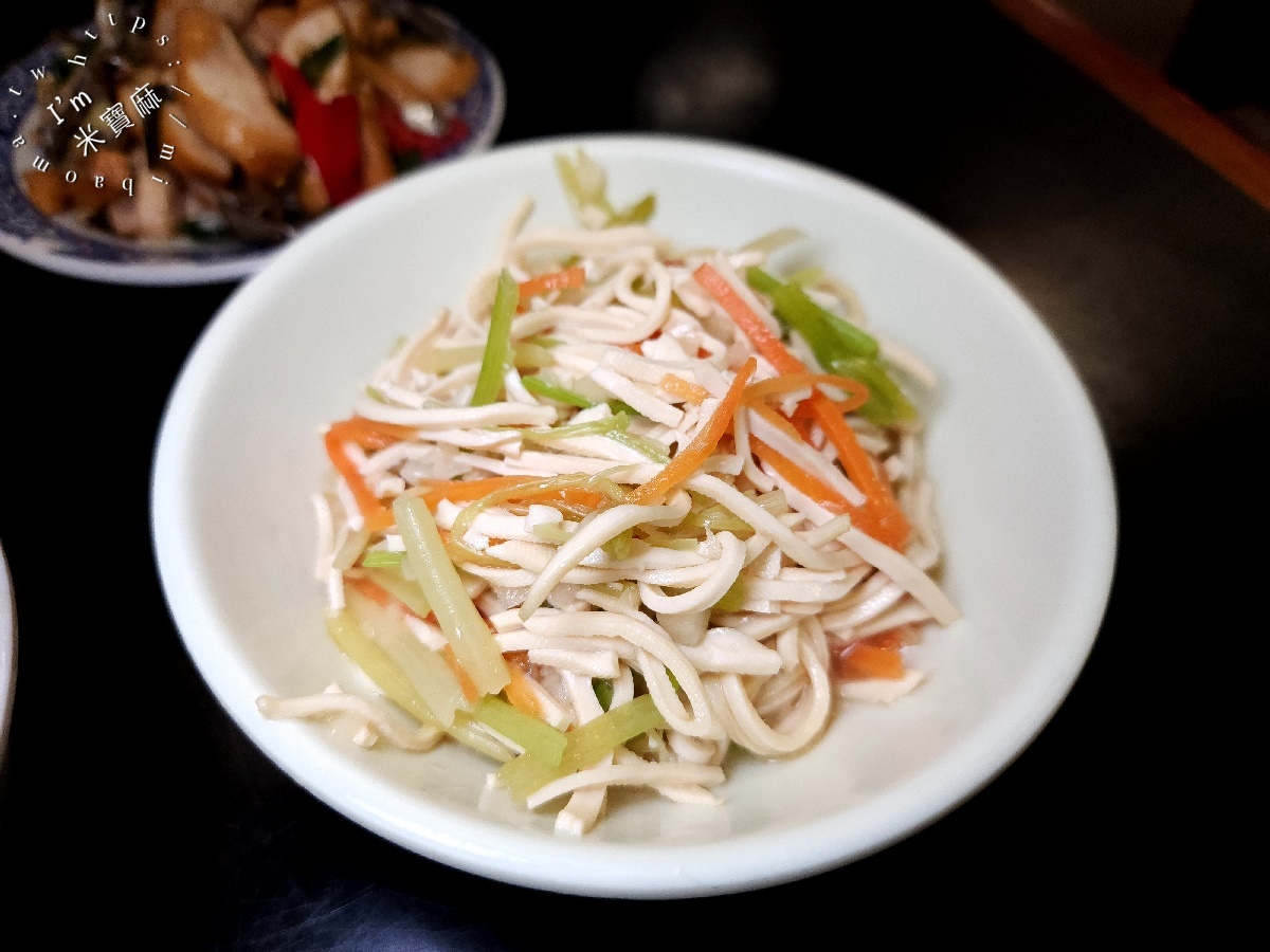 山西御品刀削麵館┃台北大安美食。首推木須炒麵必吃，炸醬刀削麵大碗滿足，小菜選擇也不少