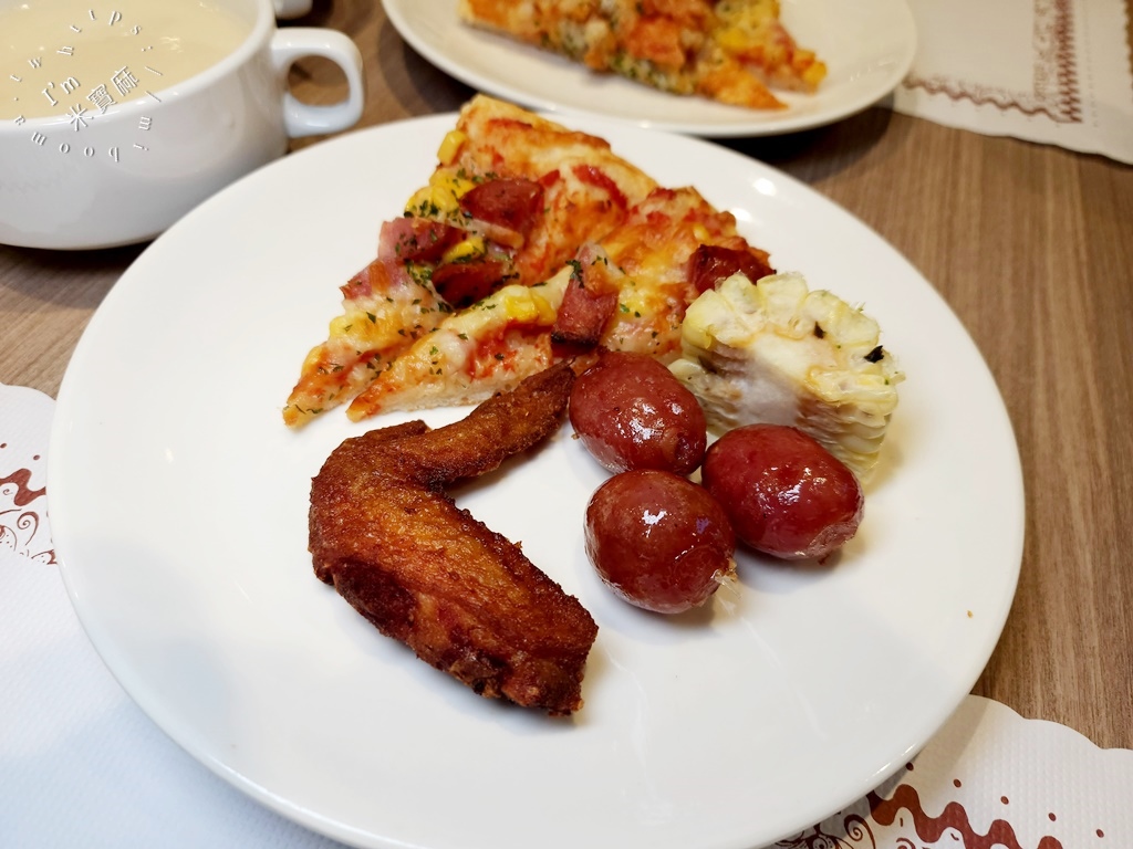 饗犇牛排館┃松江南京站美食。豐富自助吧無限續用，排餐質感也很不錯!