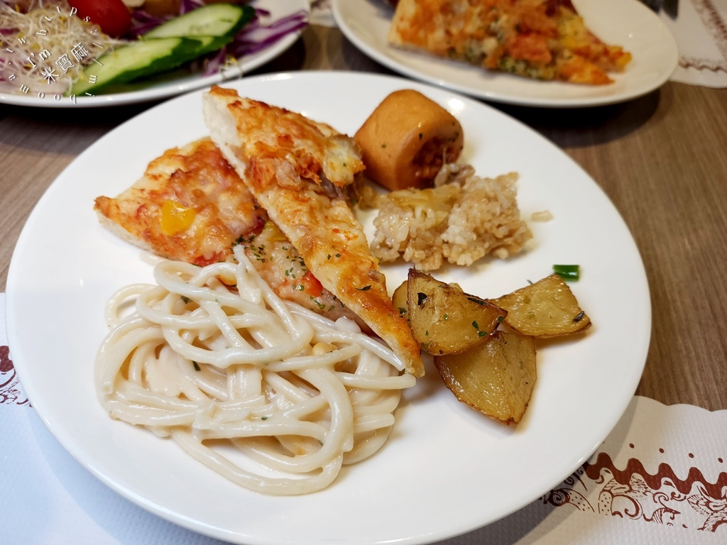 饗犇牛排館┃松江南京站美食。豐富自助吧無限續用，排餐質感也很不錯!