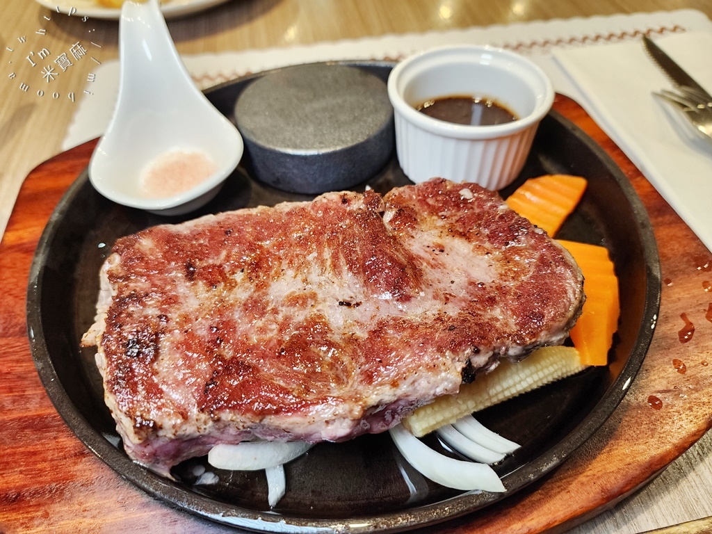 饗犇牛排館┃松江南京站美食。豐富自助吧無限續用，排餐質感也很不錯!