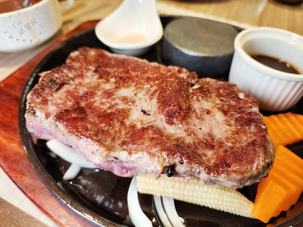 饗犇牛排館┃松江南京站美食。豐富自助吧無限續用，排餐質感也很不錯!