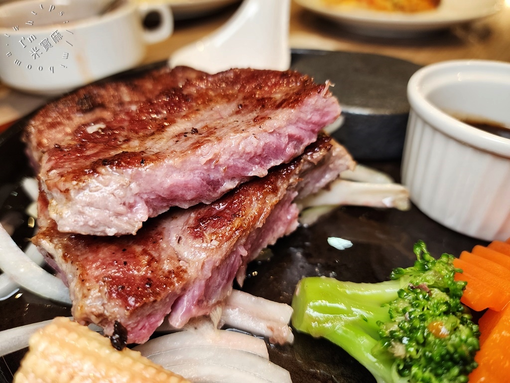 饗犇牛排館┃松江南京站美食。豐富自助吧無限續用，排餐質感也很不錯!