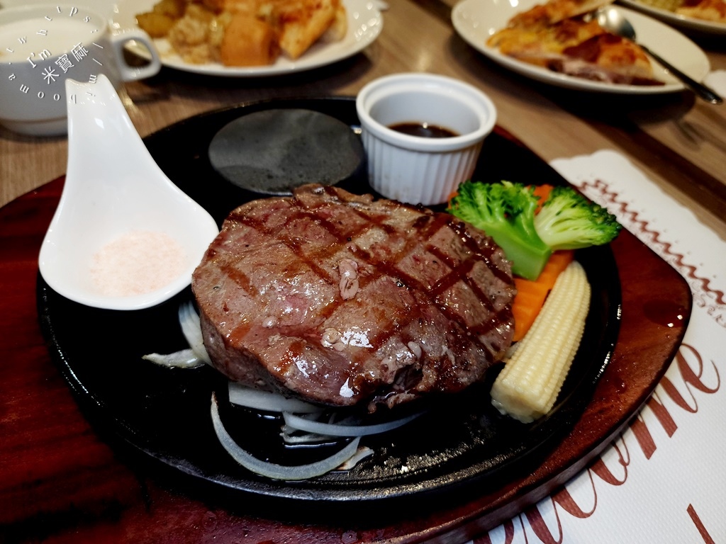 饗犇牛排館┃松江南京站美食。豐富自助吧無限續用，排餐質感也很不錯!