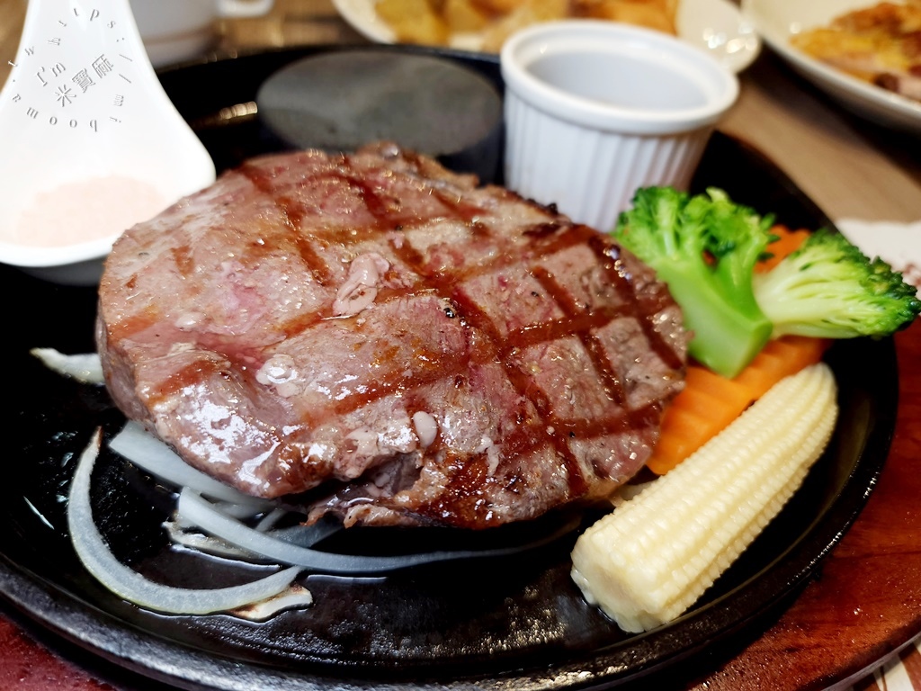 饗犇牛排館┃松江南京站美食。豐富自助吧無限續用，排餐質感也很不錯!