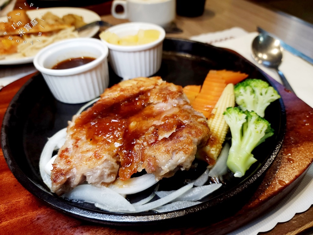 饗犇牛排館┃松江南京站美食。豐富自助吧無限續用，排餐質感也很不錯!