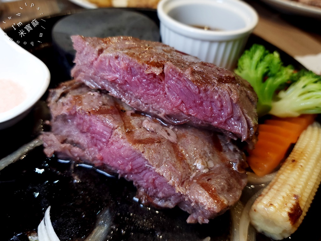 饗犇牛排館┃松江南京站美食。豐富自助吧無限續用，排餐質感也很不錯!