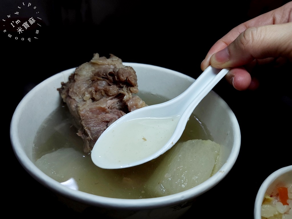 原汁排骨湯 和平本舖┃萬華美食。搭配店家特調醬料有夠好吃，排骨肉嫰、湯頭清甜