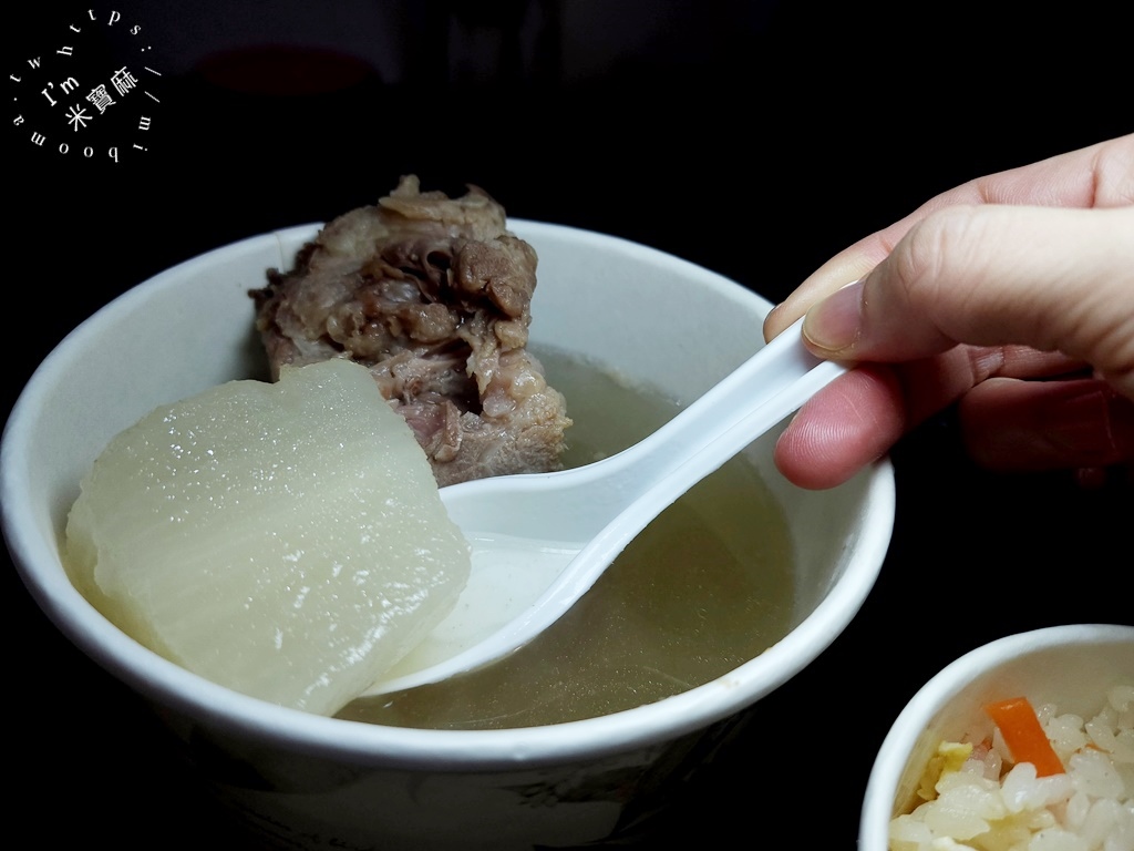 原汁排骨湯 和平本舖┃萬華美食。搭配店家特調醬料有夠好吃，排骨肉嫰、湯頭清甜