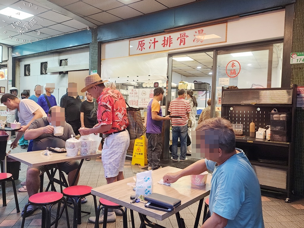 原汁排骨湯 和平本舖┃萬華美食。搭配店家特調醬料有夠好吃，排骨肉嫰、湯頭清甜