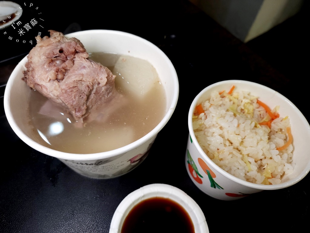 原汁排骨湯 和平本舖┃萬華美食。搭配店家特調醬料有夠好吃，排骨肉嫰、湯頭清甜