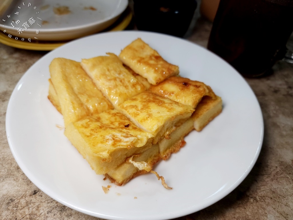 沅保奶茶店┃中和華新街美食。異國早午餐好選擇，甩餅西多士以及蛋燒吐司，再來杯奶茶咖啡太美好了