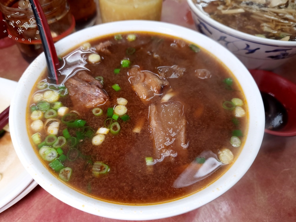 正杰牛肉麵┃萬華美食。水餃餛飩都好吃，牛肉麵份量很給力，在地人都知道的好味 道