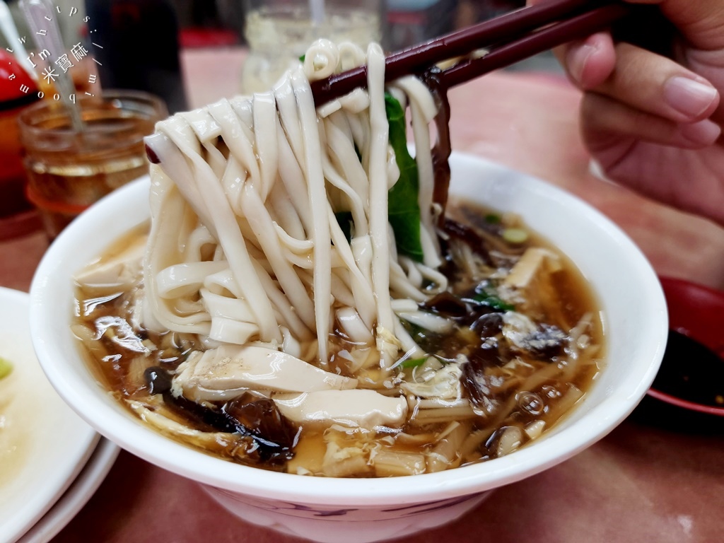 正杰牛肉麵┃萬華美食。水餃餛飩都好吃，牛肉麵份量很給力，在地人都知道的好味 道