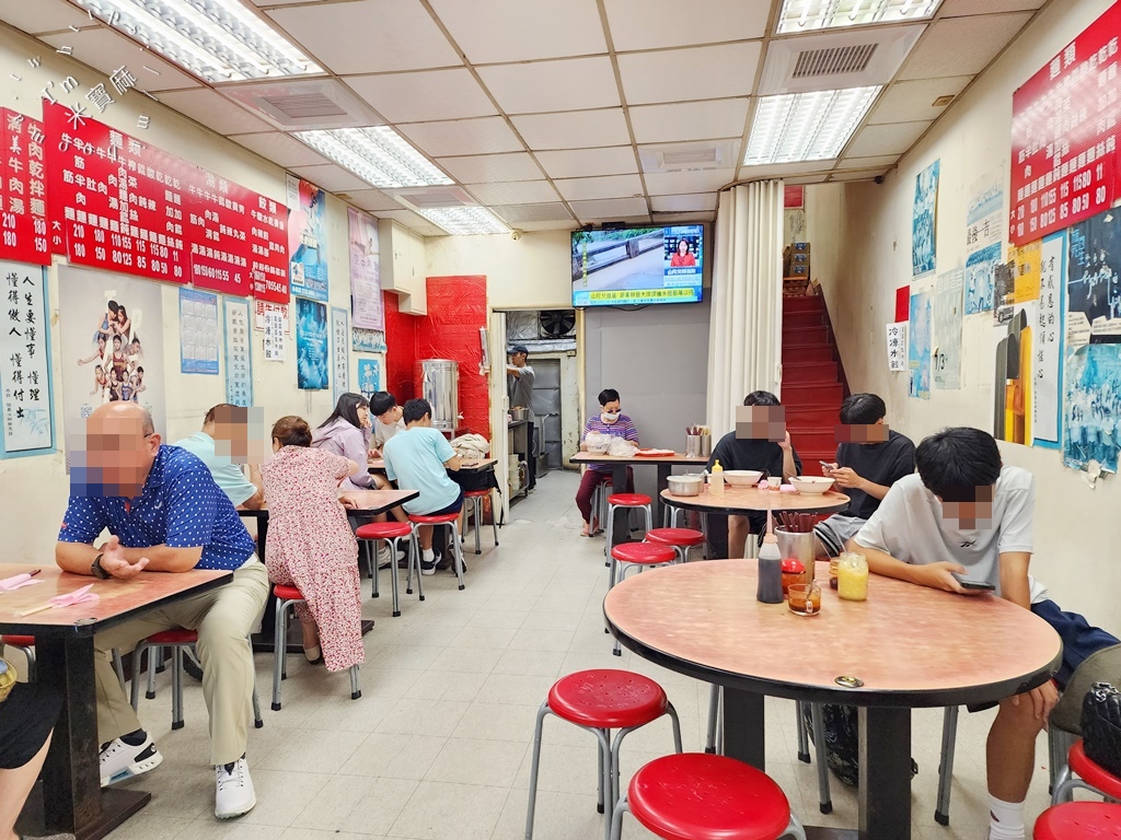 正杰牛肉麵┃萬華美食。水餃餛飩都好吃，牛肉麵份量很給力，在地人都知道的好味 道