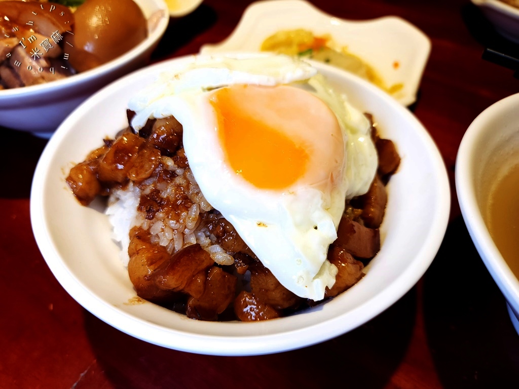 大稻埕魯肉飯┃台北美食。巷弄中的好味道!國宴級一甲子的好滋味，魯肉飯一吃就秒圈粉