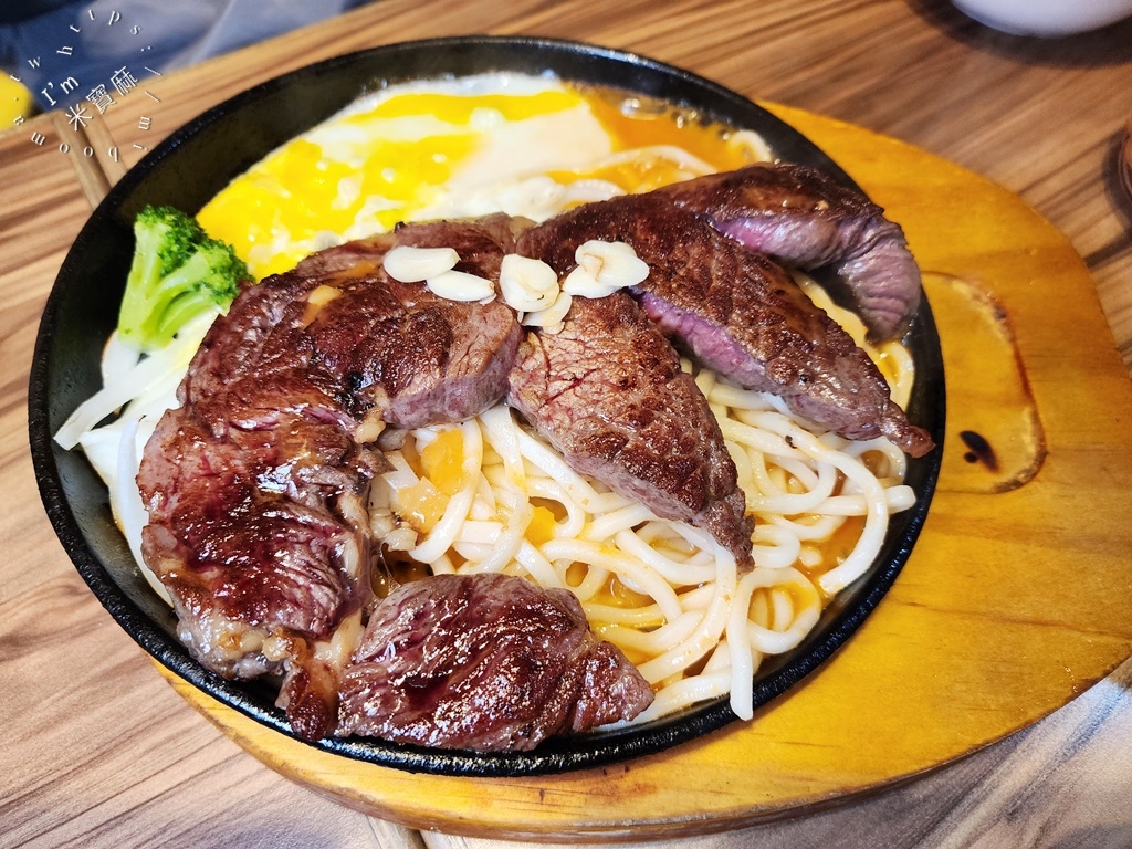 饗大廚FEAST STEAK┃新店美食。在地人都激推的平價高PC排餐，高質感精緻肉質、自助吧無限續用