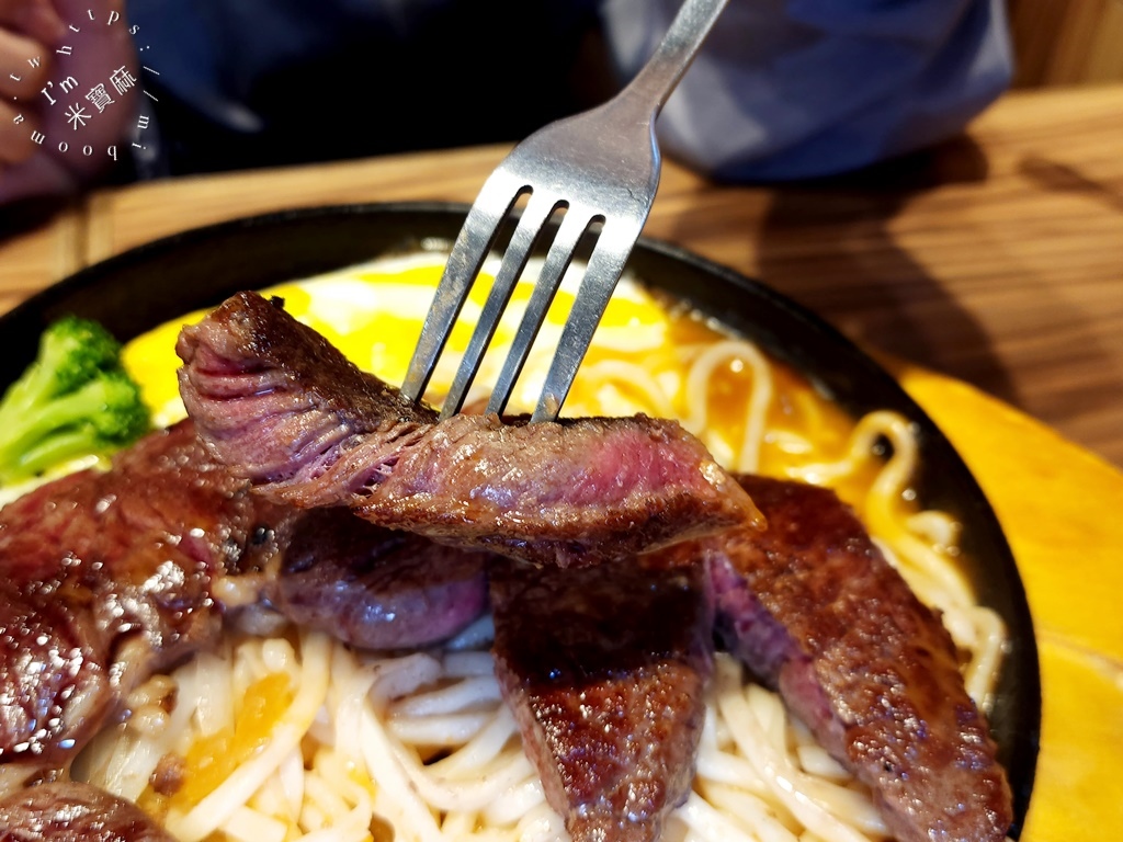 饗大廚FEAST STEAK┃新店美食。在地人都激推的平價高PC排餐，高質感精緻肉質、自助吧無限續用