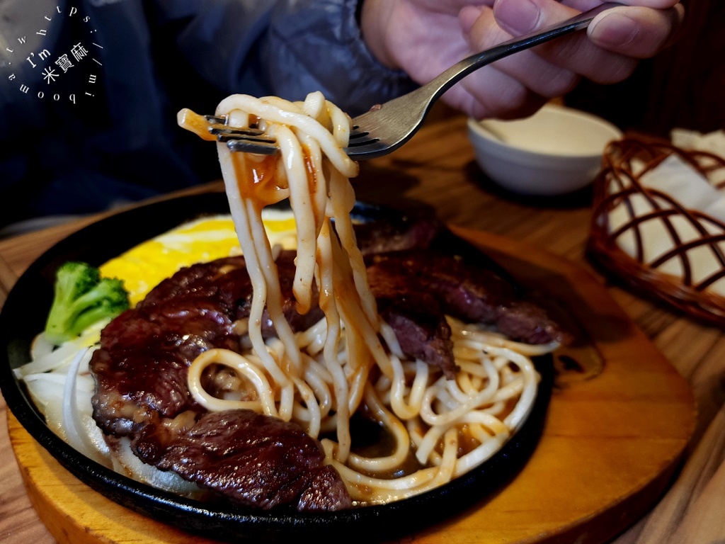 饗大廚FEAST STEAK┃新店美食。在地人都激推的平價高PC排餐，高質感精緻肉質、自助吧無限續用