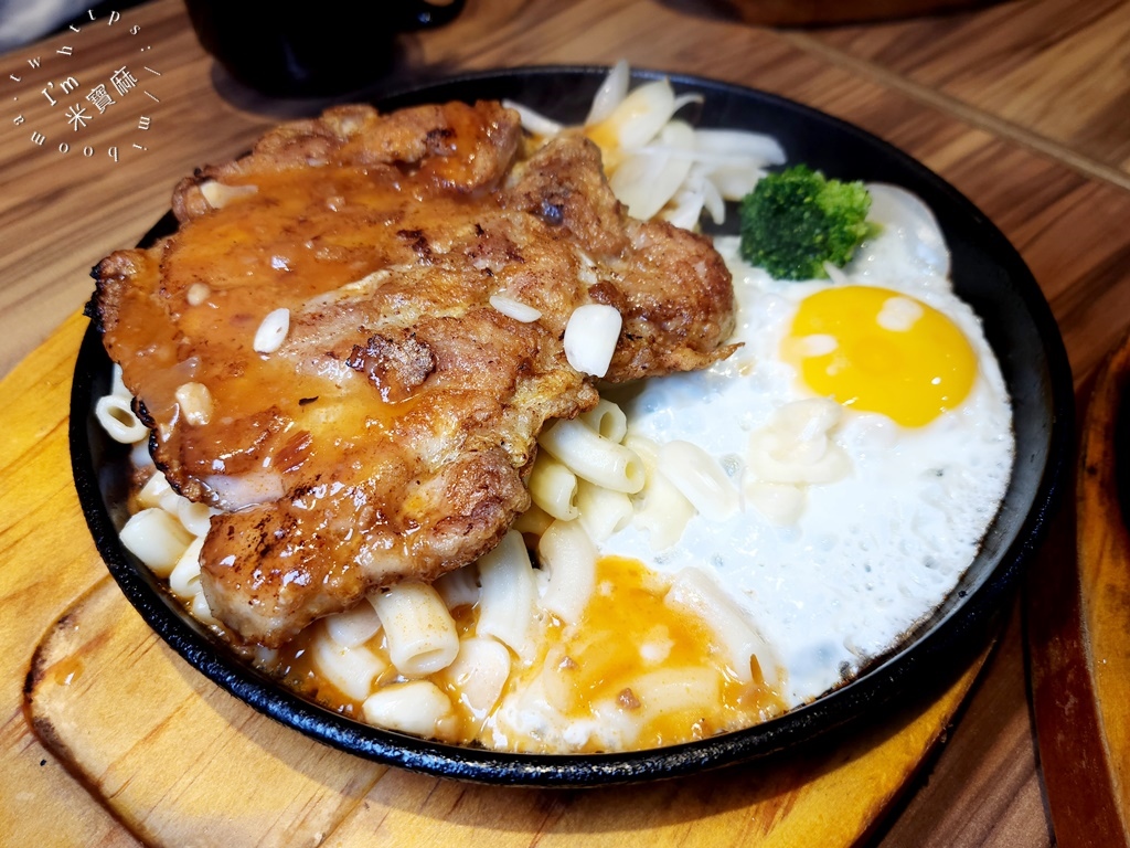 饗大廚FEAST STEAK┃新店美食。在地人都激推的平價高PC排餐，高質感精緻肉質、自助吧無限續用