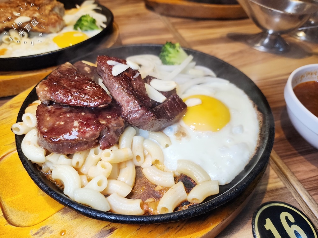 饗大廚FEAST STEAK┃新店美食。在地人都激推的平價高PC排餐，高質感精緻肉質、自助吧無限續用