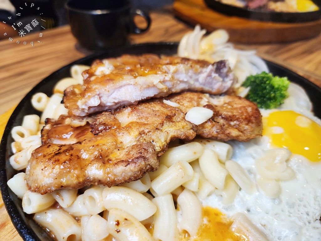 饗大廚FEAST STEAK┃新店美食。在地人都激推的平價高PC排餐，高質感精緻肉質、自助吧無限續用