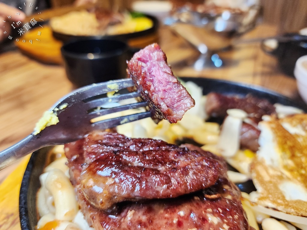 饗大廚FEAST STEAK┃新店美食。在地人都激推的平價高PC排餐，高質感精緻肉質、自助吧無限續用