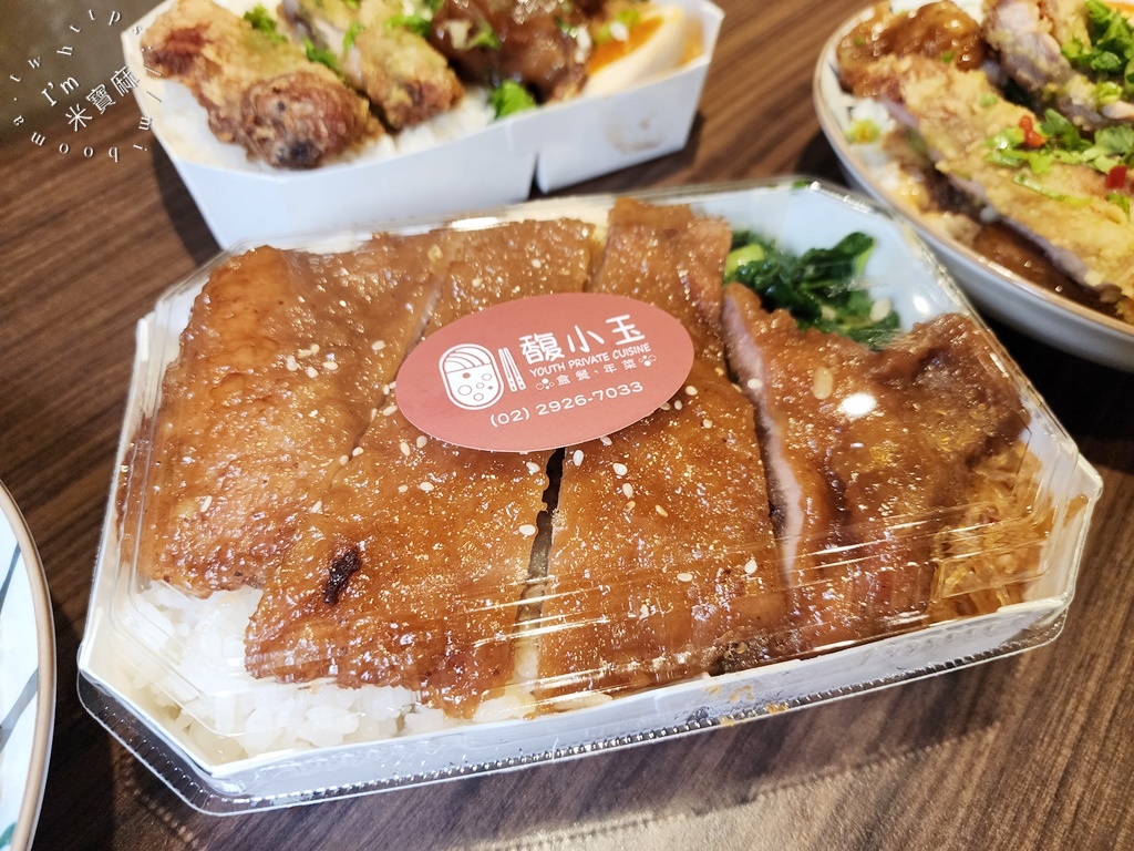 馥小玉私廚料理┃中和美食。滷排骨必吃!異國風味椒麻雞、經典炸雞腿、燉牛筋也正點