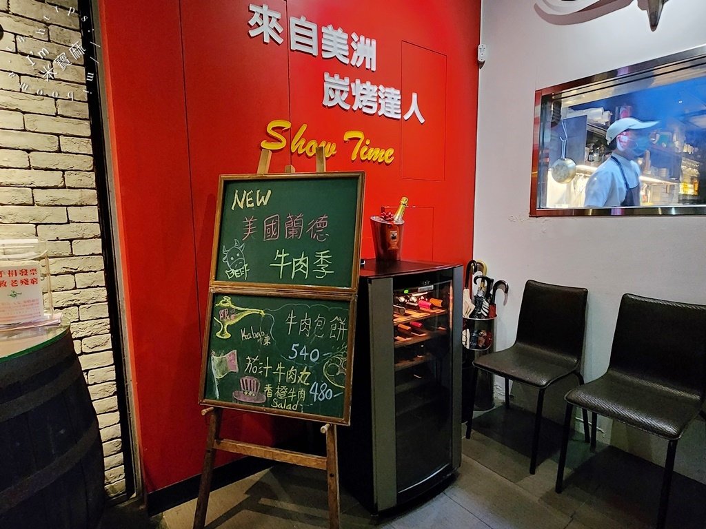 亨利客 原味炭烤牛排┃台北牛排。多種排餐選擇，內用飲料無限續，美國蘭德牛肉包餅吃出異國風