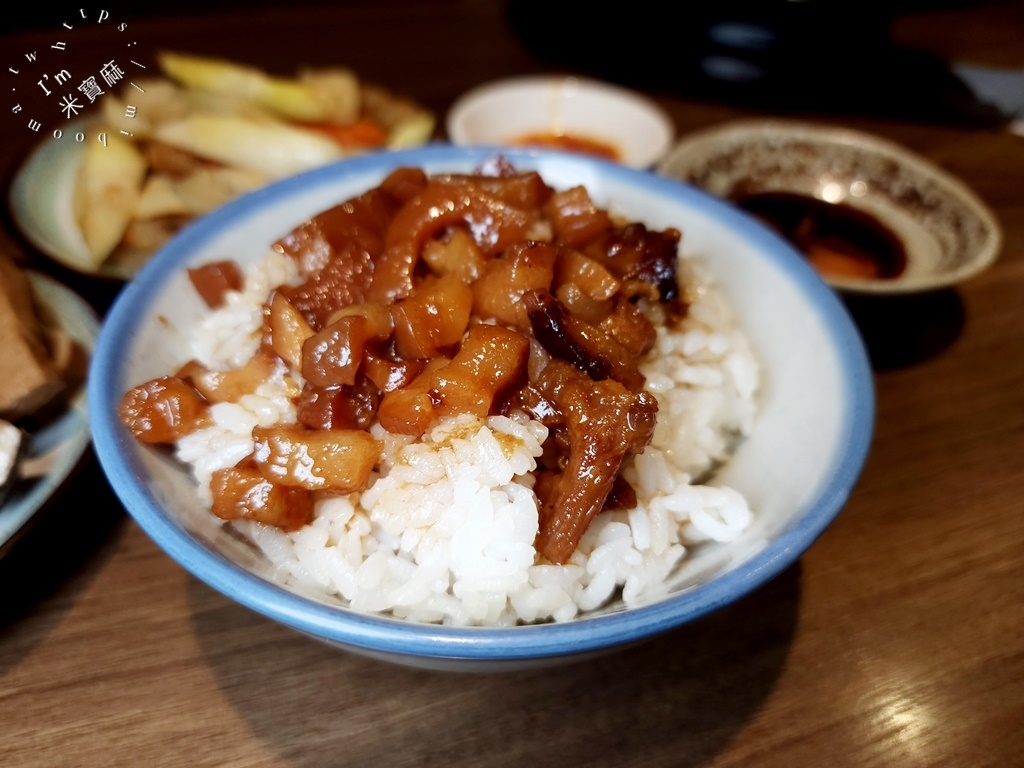 家香味食堂┃萬華美食。限量拿鐵咖啡滷肉飯、老酒滷肉飯，想吃記得鎖定粉專!多種炸物滷味也很不錯