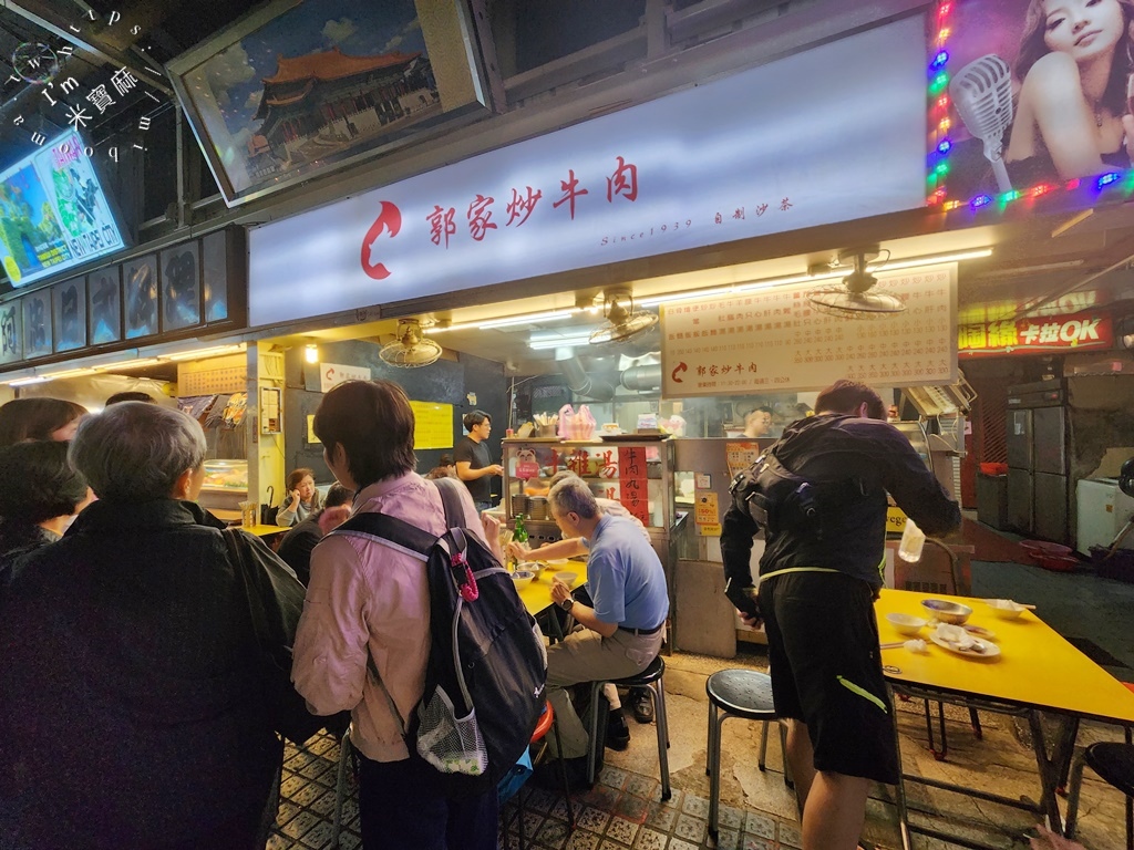 郭家炒牛肉┃萬華美食。本土牛肉加上特製沙茶醬就是香，炒飯炒麵都正點!再來碗湯就剛剛好