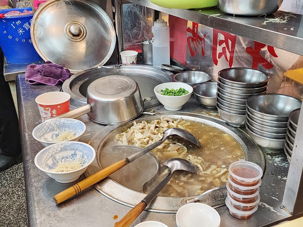 郭家炒牛肉┃萬華美食。本土牛肉加上特製沙茶醬就是香，炒飯炒麵都正點!再來碗湯就剛剛好