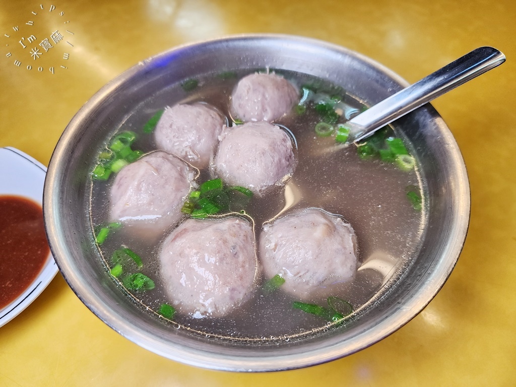 郭家炒牛肉┃萬華美食。本土牛肉加上特製沙茶醬就是香，炒飯炒麵都正點!再來碗湯就剛剛好