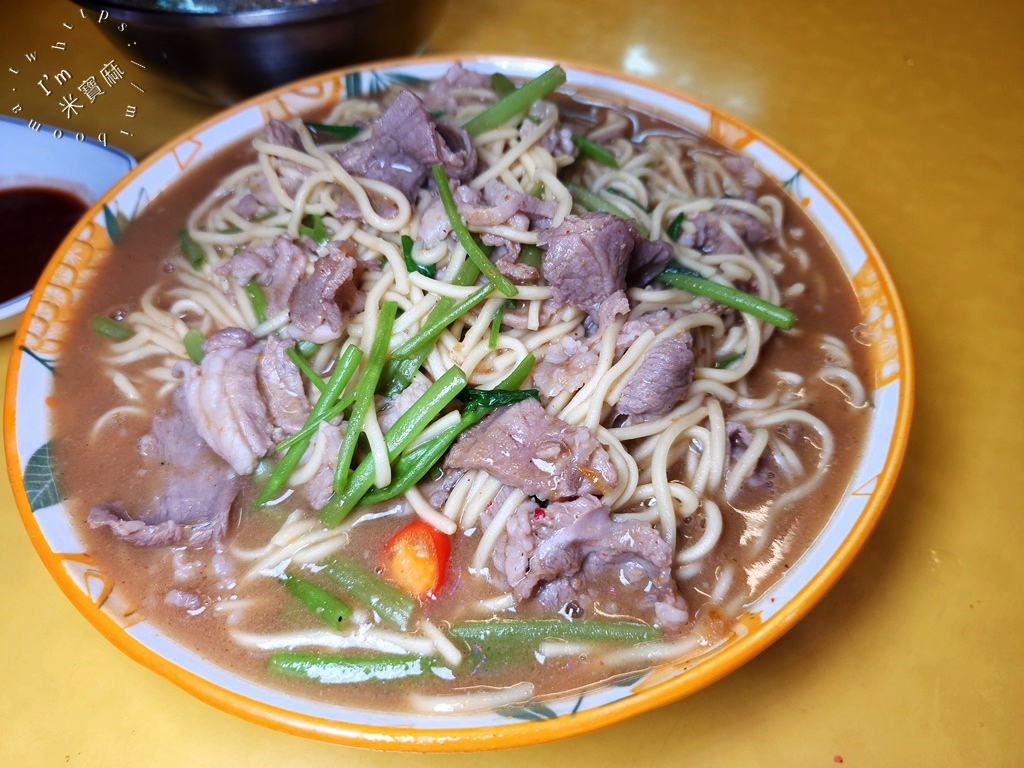 郭家炒牛肉┃萬華美食。本土牛肉加上特製沙茶醬就是香，炒飯炒麵都正點!再來碗湯就剛剛好