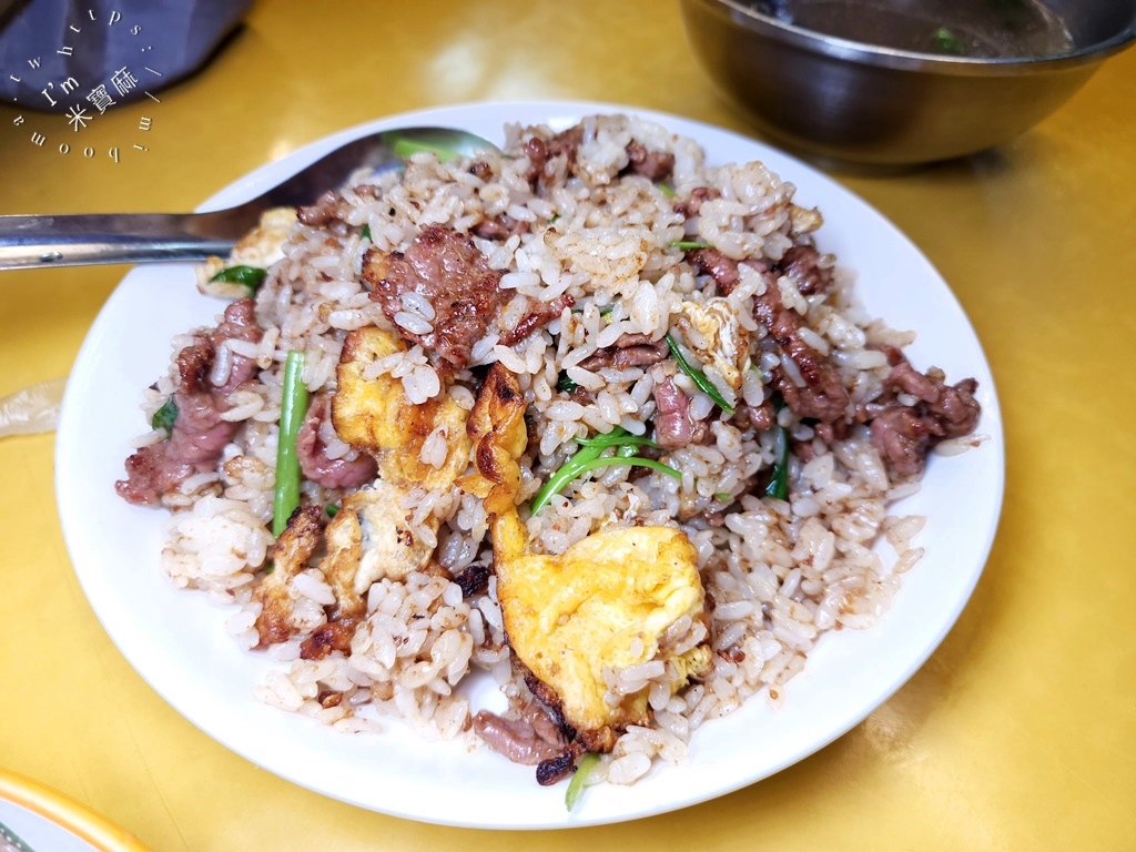 郭家炒牛肉┃萬華美食。本土牛肉加上特製沙茶醬就是香，炒飯炒麵都正點!再來碗湯就剛剛好