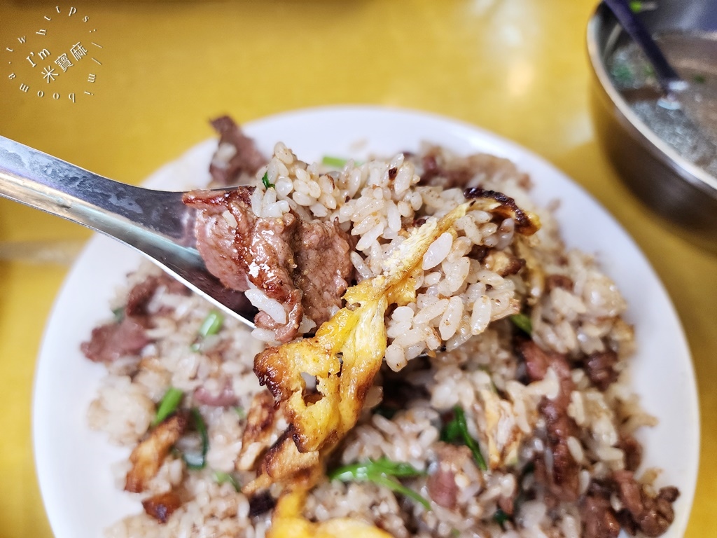 郭家炒牛肉┃萬華美食。本土牛肉加上特製沙茶醬就是香，炒飯炒麵都正點!再來碗湯就剛剛好