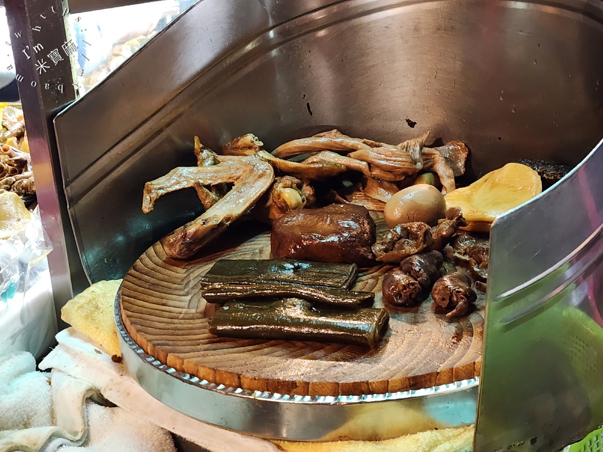 梁記滷味┃臨江街夜市米其林必比登推薦。60年廣東老牌滷味，排隊人潮真的是爆多