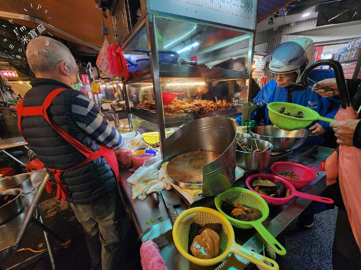 梁記滷味┃臨江街夜市米其林必比登推薦。60年廣東老牌滷味，排隊人潮真的是爆多
