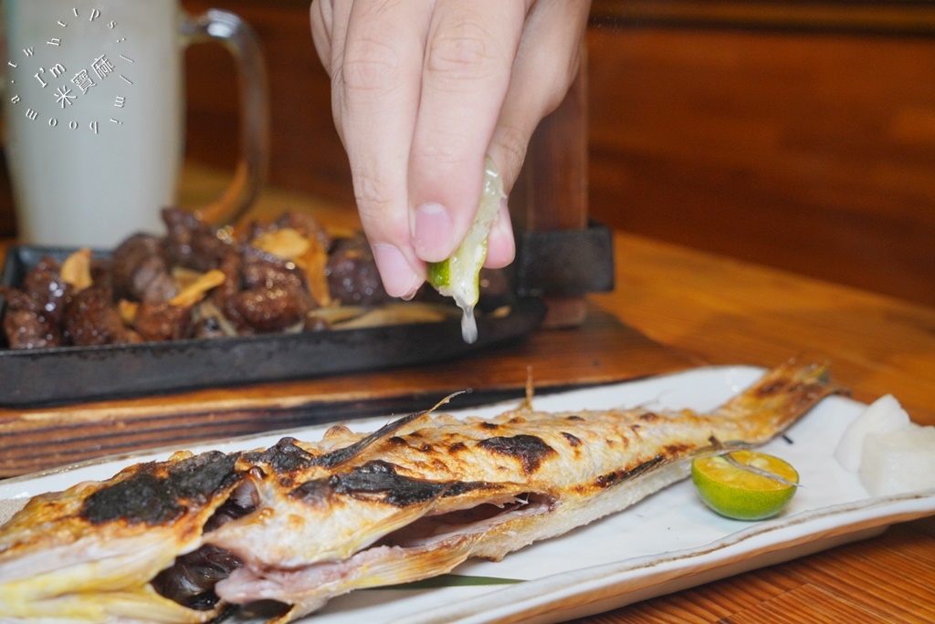 粉鳥林 漁食肆┃松山區居酒屋。每日新鮮漁獲烤魚必吃，台日創意料理選擇多，聚餐來這裡!