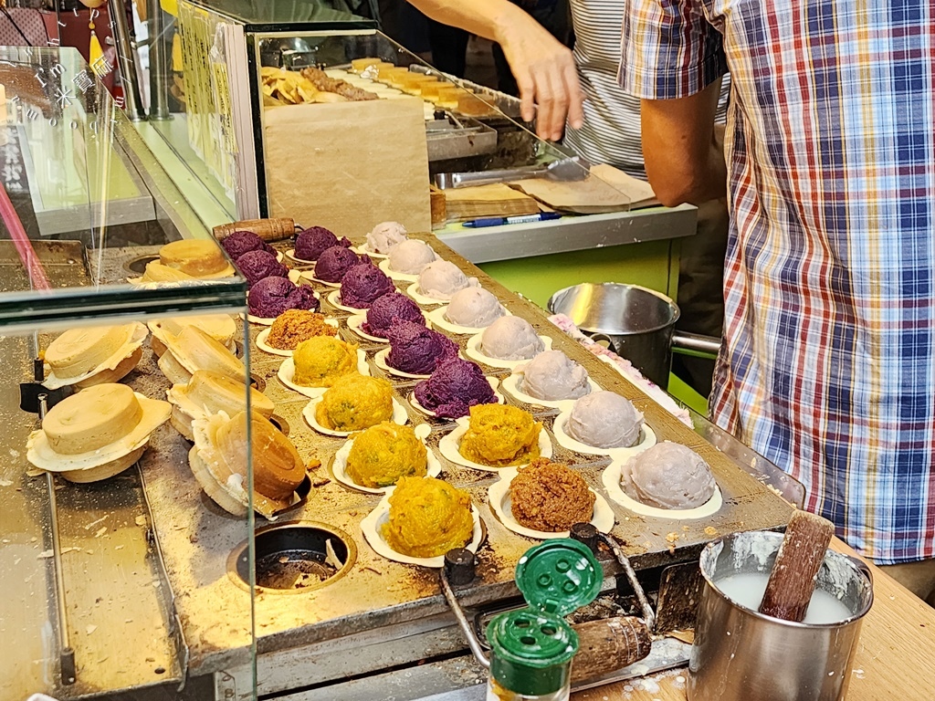 永樂車輪餅┃台北美食。銅板價超爆餡，真材實料大滿足，鹹甜口味都有