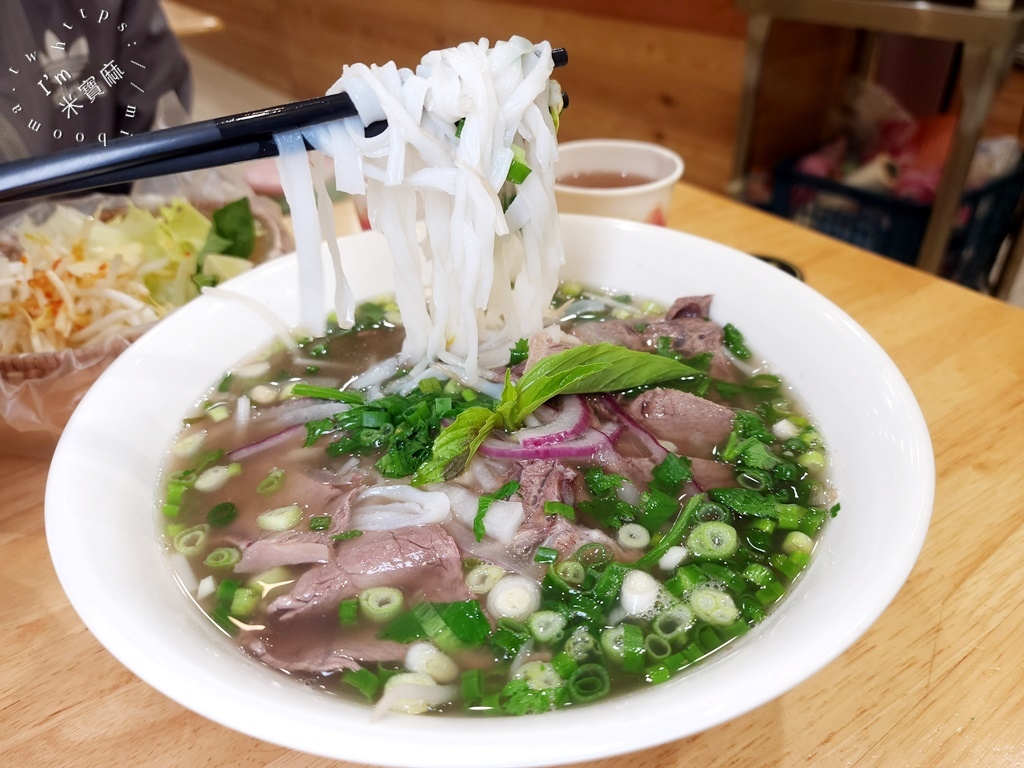 香菘河內烤肉粉專賣店┃萬華美食。道地北越料理，河粉湯頭帶鮮濃郁，法國麵包酥香滿足