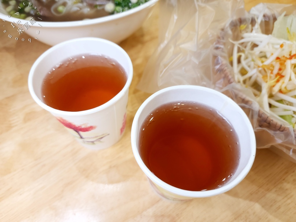 香菘河內烤肉粉專賣店┃萬華美食。道地北越料理，河粉湯頭帶鮮濃郁，法國麵包酥香滿足