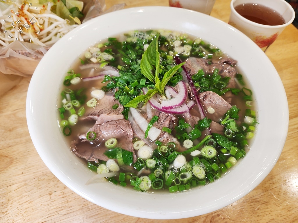 香菘河內烤肉粉專賣店┃萬華美食。道地北越料理，河粉湯頭帶鮮濃郁，法國麵包酥香滿足