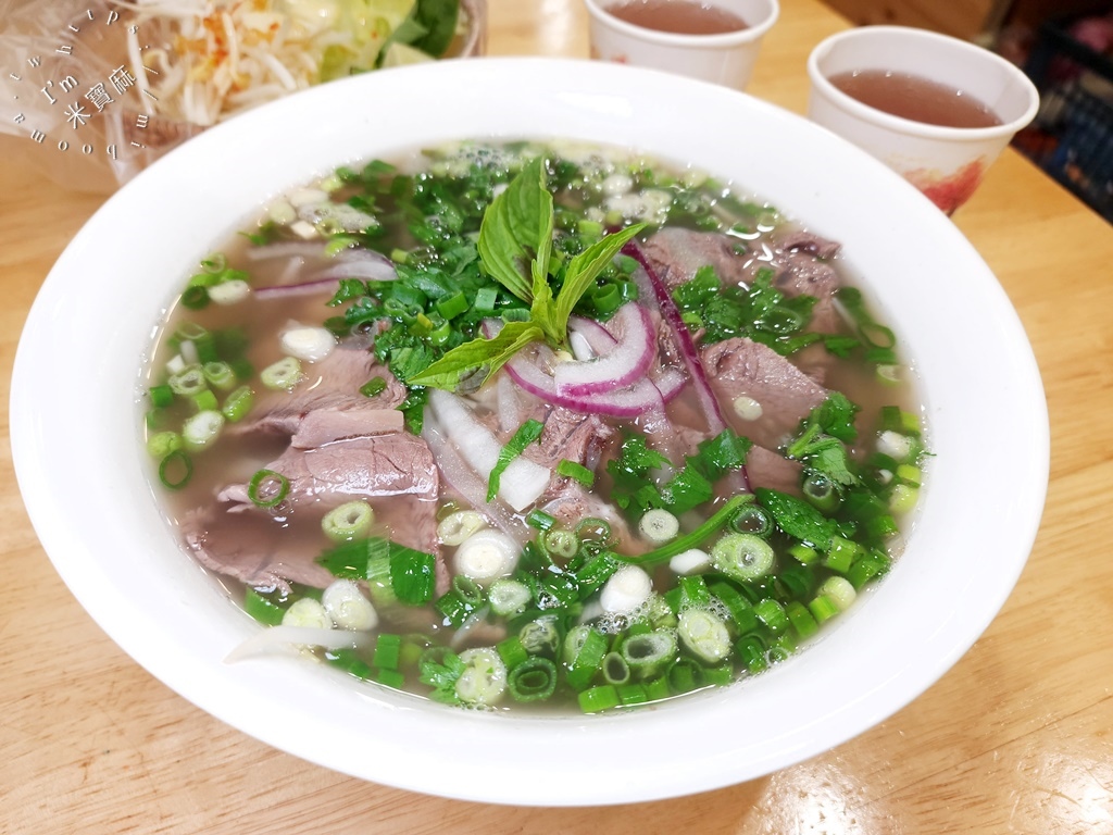 香菘河內烤肉粉專賣店┃萬華美食。道地北越料理，河粉湯頭帶鮮濃郁，法國麵包酥香滿足