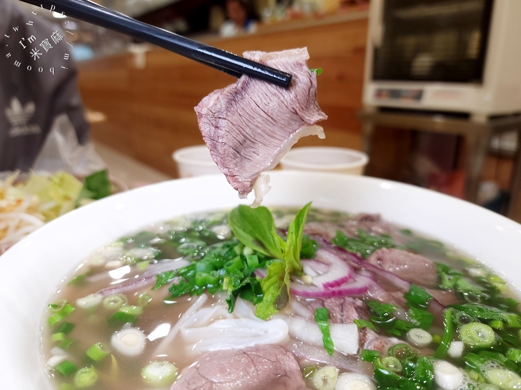 香菘河內烤肉粉專賣店┃萬華美食。道地北越料理，河粉湯頭帶鮮濃郁，法國麵包酥香滿足