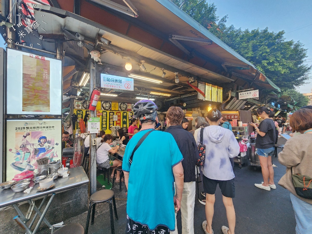 曉迪筒仔米糕┃南機場夜市美食。芋頭排骨酥湯、冬瓜排骨酥湯都正點，魯肉飯、筒仔米糕來一碗