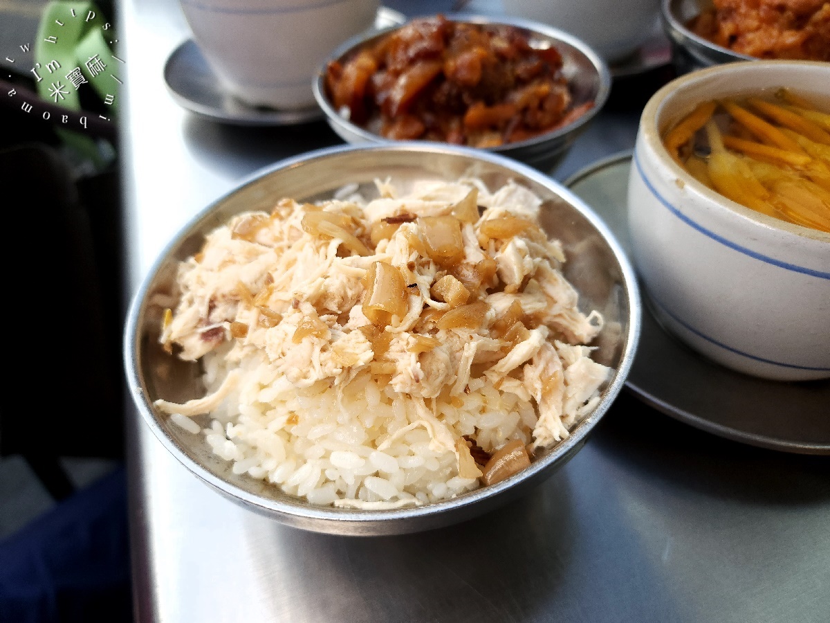 曉迪筒仔米糕┃南機場夜市美食。芋頭排骨酥湯、冬瓜排骨酥湯都正點，魯肉飯、筒仔米糕來一碗